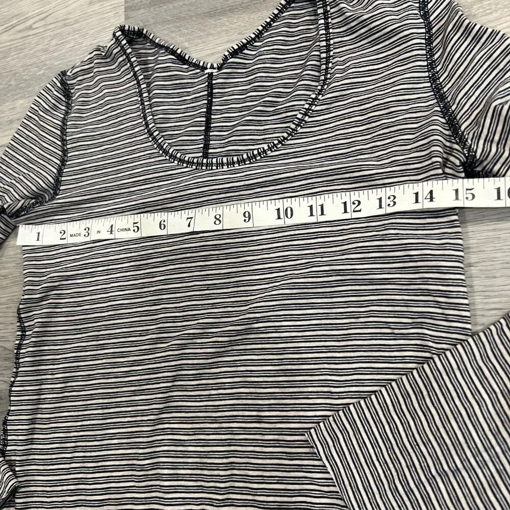 Lululemon Long Sleeve Scoop Neck Top Black White Striped Size 4
